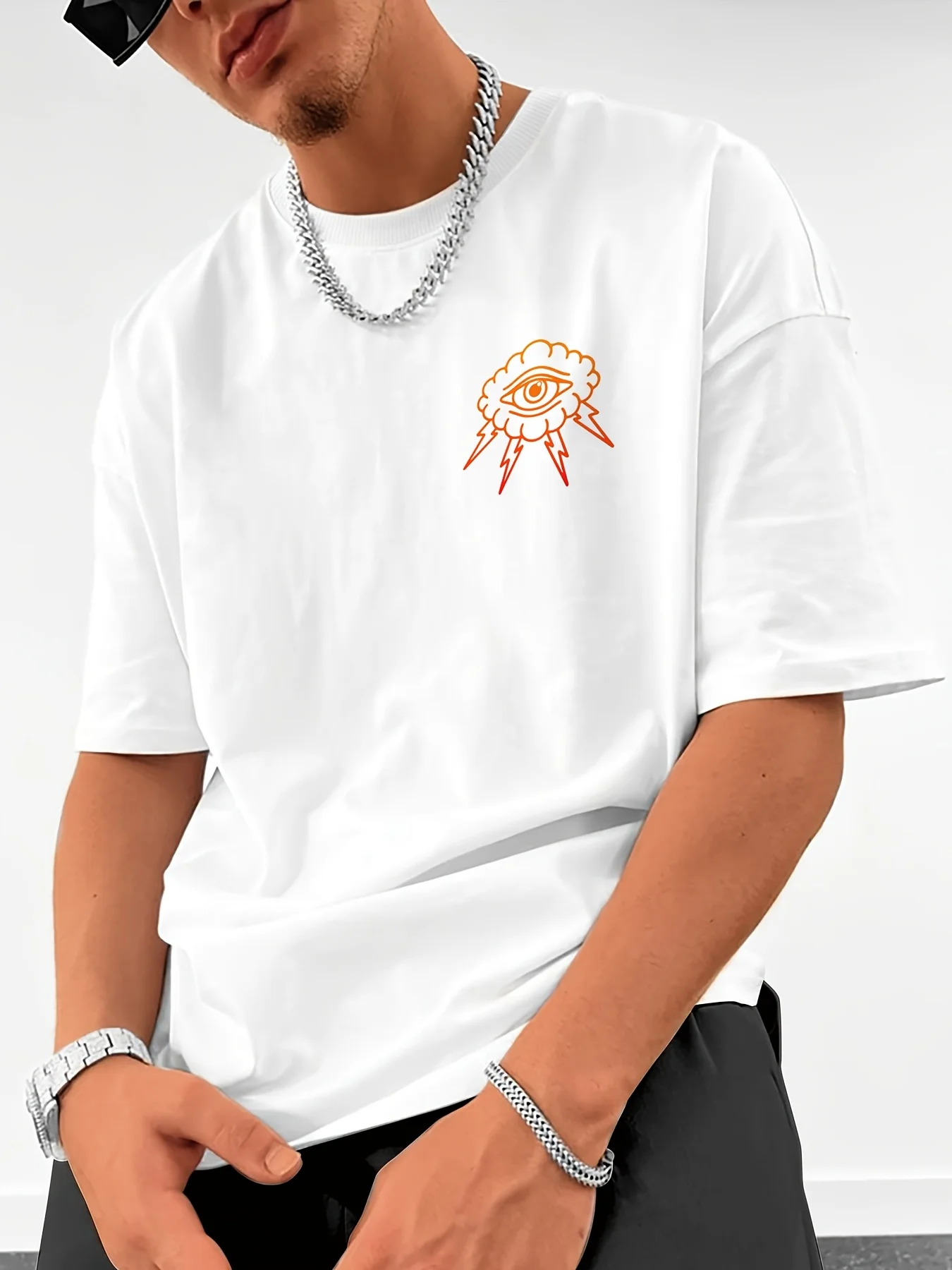 Mystischer Allsehender-Blinddienst-Druck im Farbverlauf auf hochwertigem, weichem 100% Baumwoll-T-Shirt für Herren, perfekt für den sommerlichen, lässigen Streetwear-Stil. – Detail 6