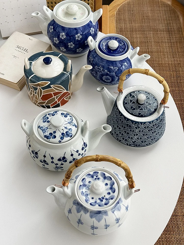 

Anmuli Japanese Sle Cerc Tea Pot with Lid Blue And White Glazed Undercolor Handheld Tea Brewing Pot Chinese Dining Table