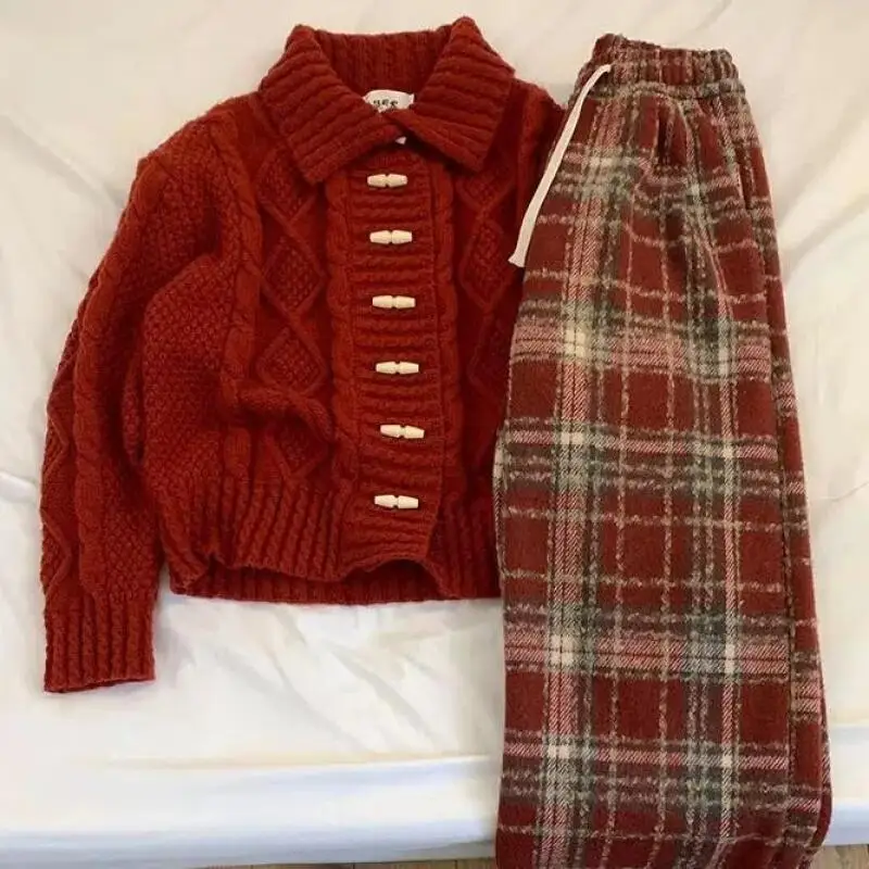 

Новогодний женский костюм с красным зубчатым воротником, вязаный свитер на пуговицах с рогами, клетчатые широкие брюки, комплект из двух предметов, милый модный кавайный костюм