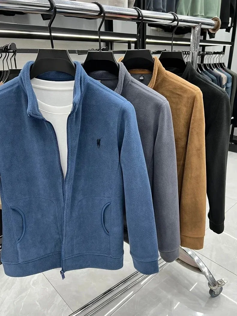Luxuriöse Plüsch-Winterjacke mit Stehkragen für Herren, Designer-Marke, Pony-Stickerei, Modischer und Bequemer Reißverschluss-Mantel – Detail 2