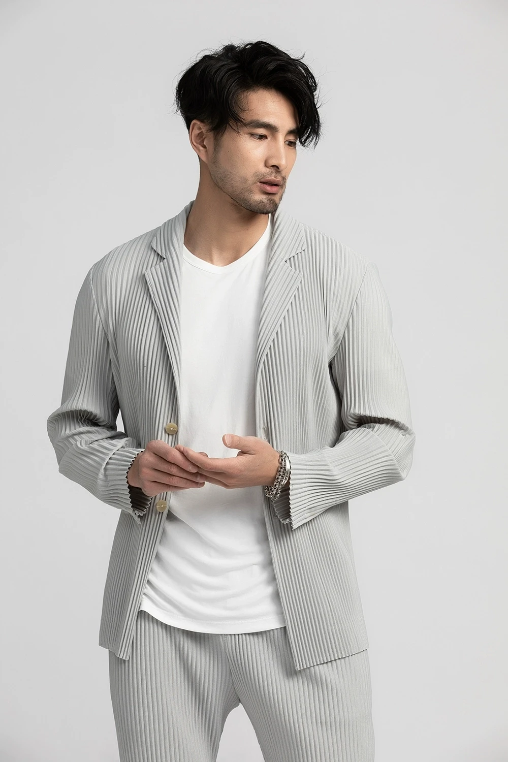 Miyake-Chaqueta plisada para hombre, trajes negros, tela elástica, abrigo ajustado, Blazer informal de estilo japonés de alta calidad