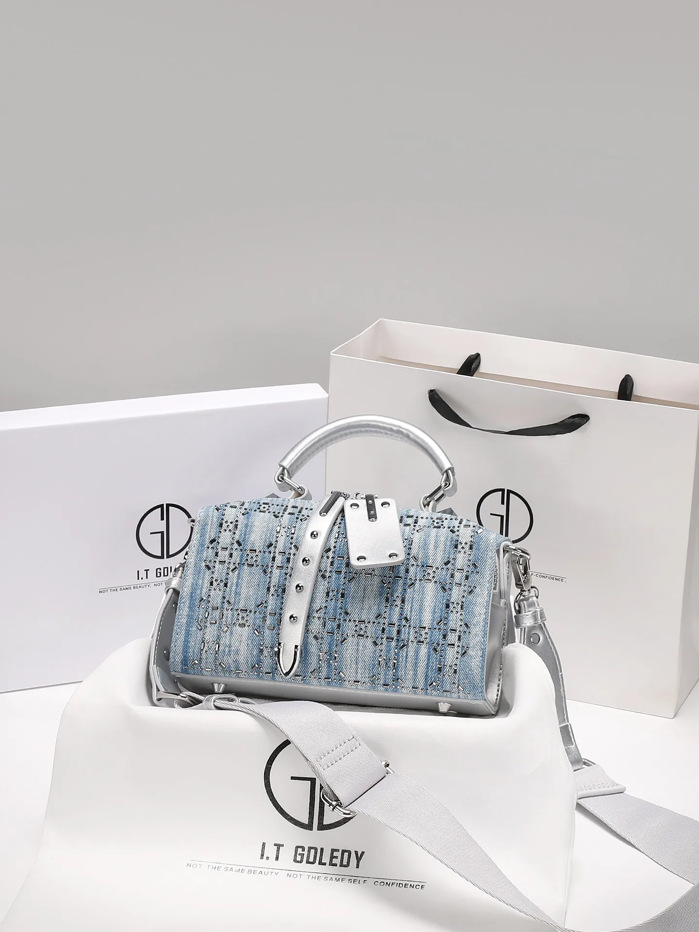 

Luxury and Popular Handheld Denim Boston Bag with Exquisite Diamond Decoration and Premium Leather Women's Fashion Crossbody Bag