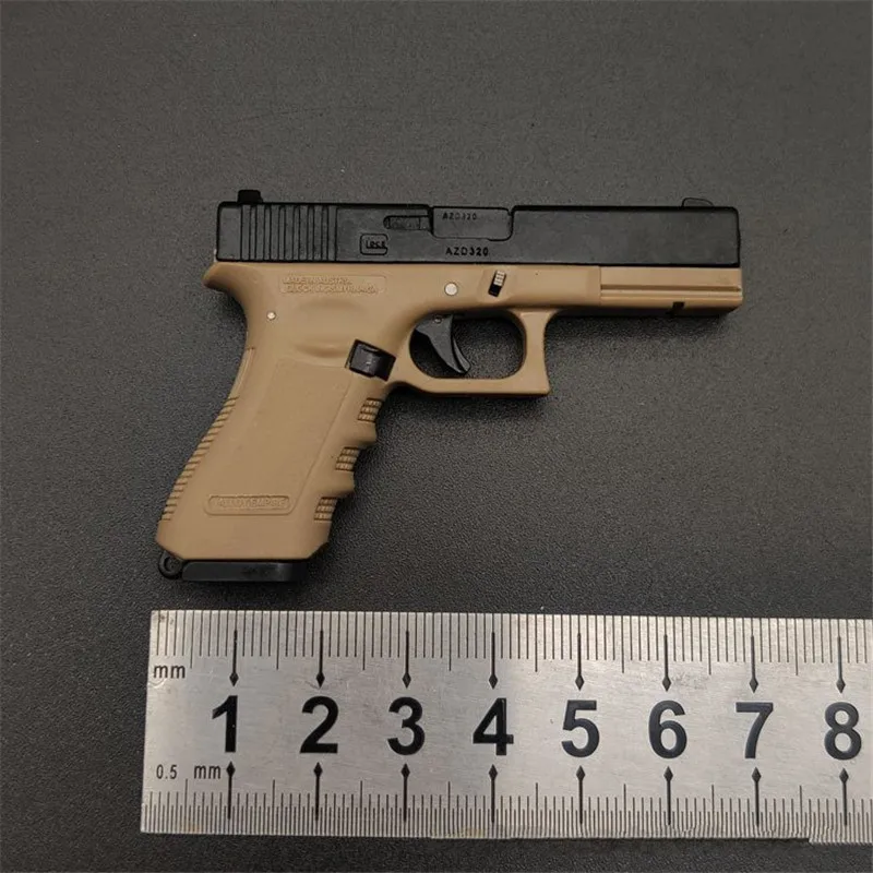 1:3 GLOCK Shell Eject Metal Keychain Model Toy Gun Miniature Alloy Pistol Collection Toy Gift Pendant