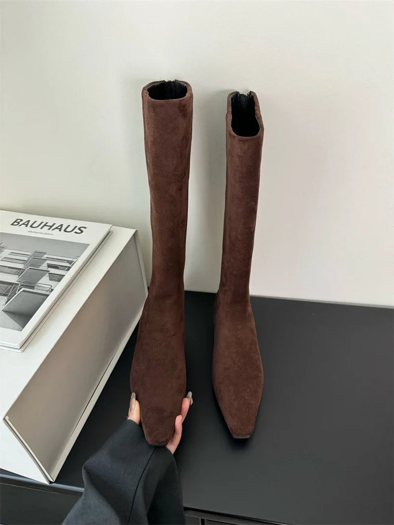 Botas de invierno con cuña y cabeza de punta marrón para mujer, botas largas de superficie desnuda de gamuza sintética, botas de invierno ajustadas a la moda para mujer, zapato con cremallera trasera ﻿