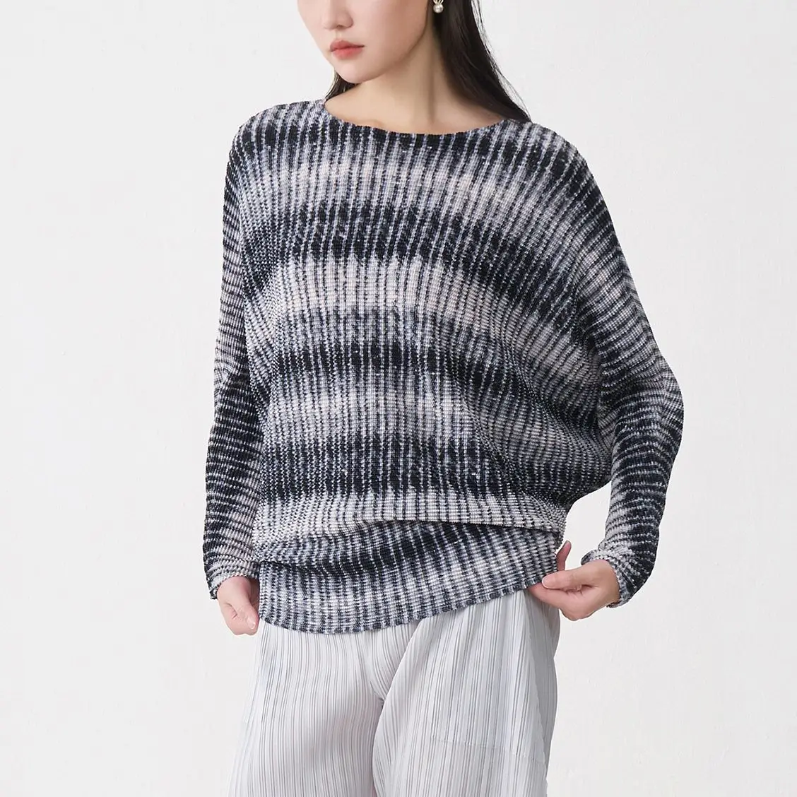 

Miyake плиссированная мода, осень 2025 г., новинка, футболка больших размеров для женщин, свободный плиссированный пуловер для похудения, верхние складки с рукавами «летучая мышь»