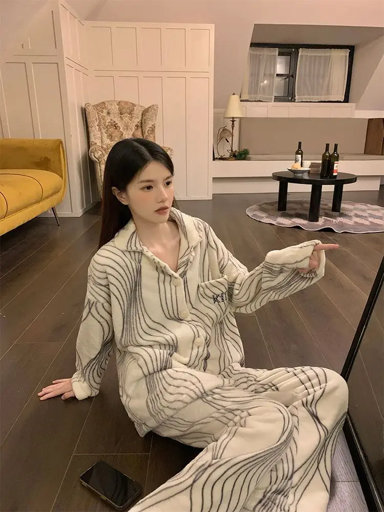 Pigiama da donna elegante a righe irregolari francesi Autunno Inverno addensato in pile di corallo caldo abbigliamento casual di fascia alta per la casa 2025