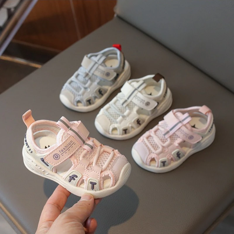 

Брендовые сандалии для мальчиков, новинка 2023 года, летняя детская прогулочная обувь, дышащие сандалии для девочек, нескользящая детская обувь, пляжная обувь на мягкой подошве, детская обувь