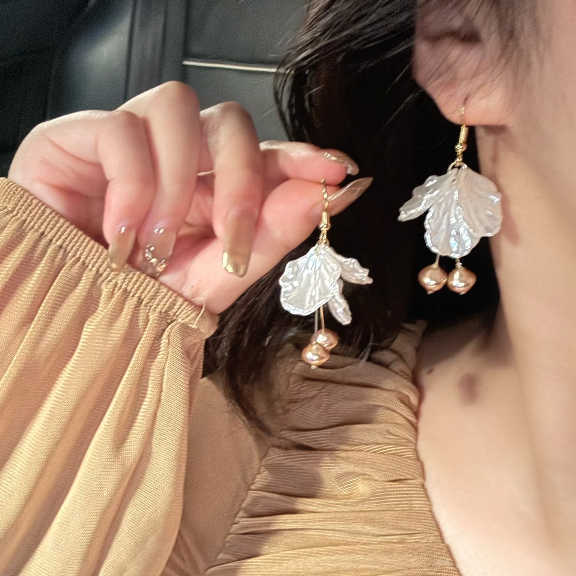 

New Elegant Simple Imitation Pearl Tassel Earrings Ears Clips Advanced Feeling Temperament Shell Petal Clip on Earrings