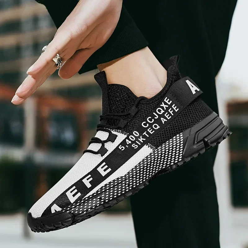 Baru Sneakers pria Mesh bernapas ringan nyaman Sneakers untuk pria Jogging tahan aus Non-Slip sepatu olahraga kasual