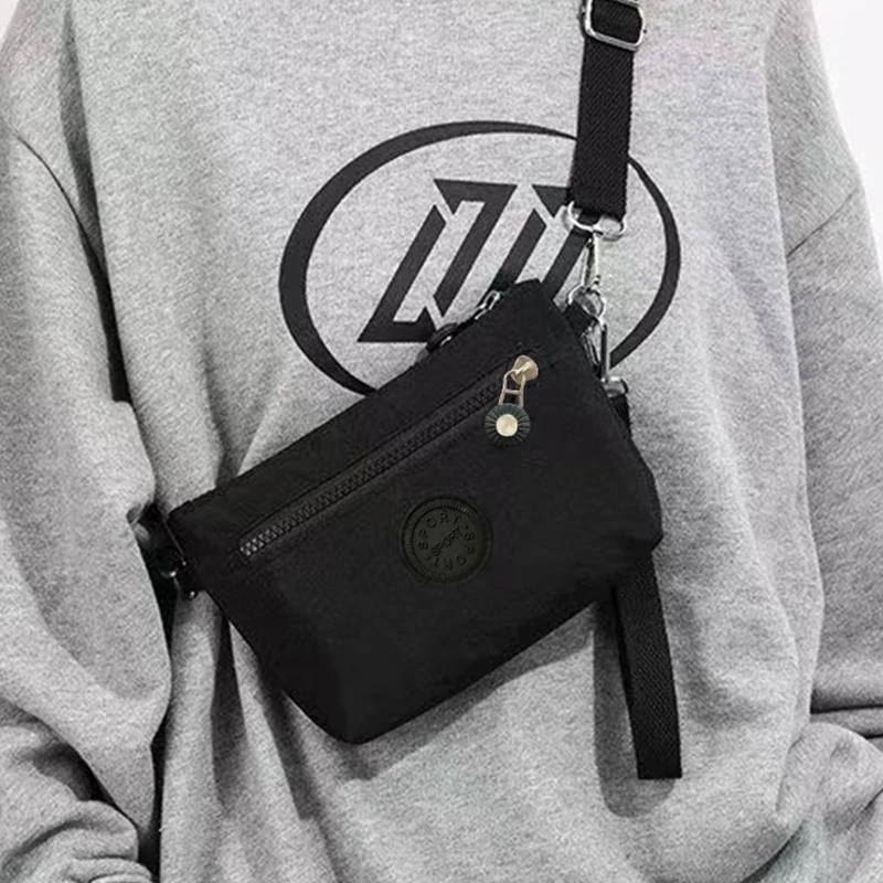 Tragetasche im neutralen Stil mit trendigem und schlichtem Design. Umhängetasche für den Freizeitgebrauch bei täglichen Pendeln oder bei der Arbeit.