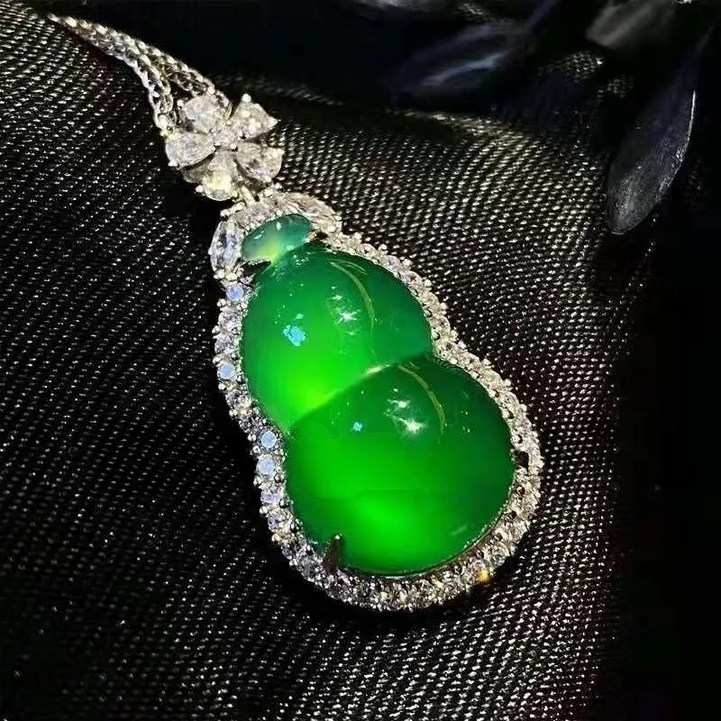 

Chalcedony Gourd Gourd Pendant Chalcedony Jade Pendant Women's Fashion Versatile Necklace