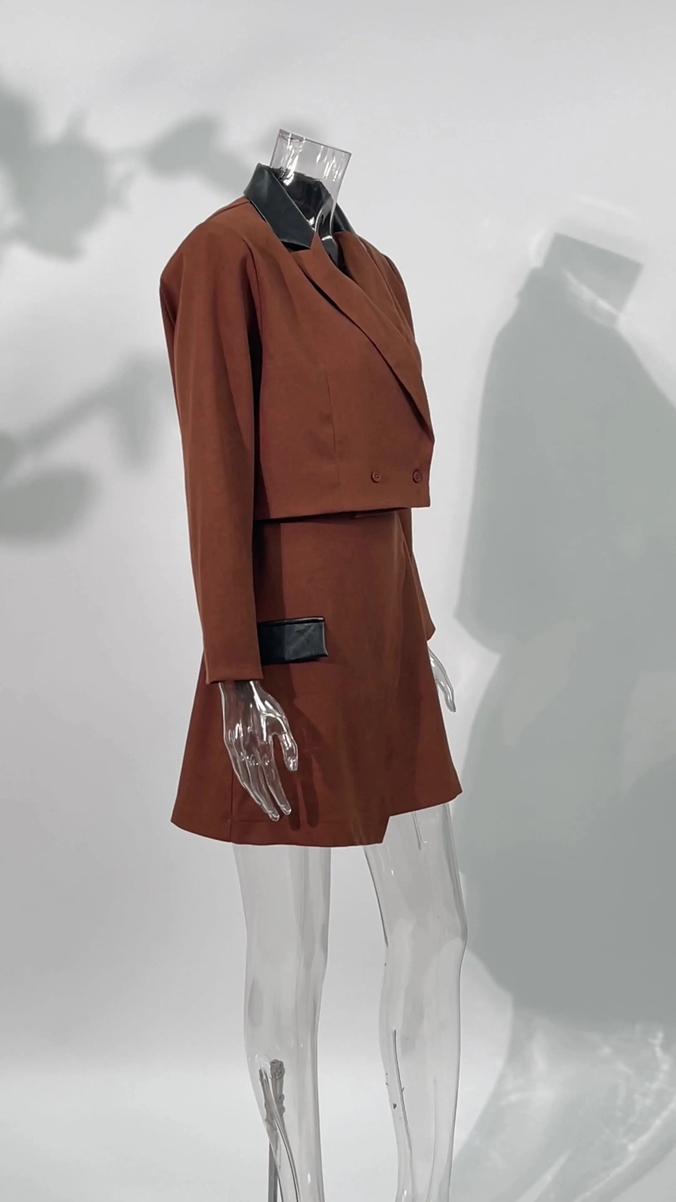 Conjuntos de chaqueta de tweed recortados para mujer Conjuntos de 2 piezas y minifalda Trajes casuales de negocios Tela de lana marrón con irregular
