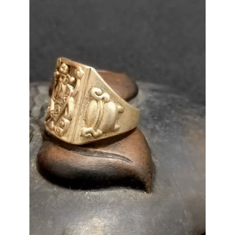A classic ring made by a traditional Tibetan silver craftsman, a birthday party gift for family members