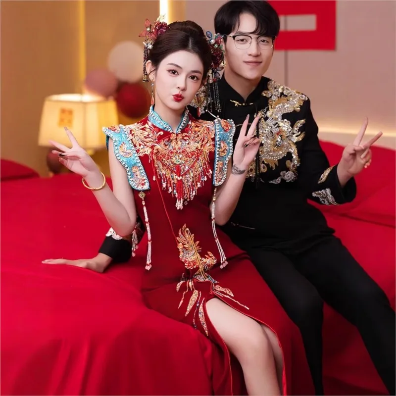 

New red cheongsam a Chinese-style toasting