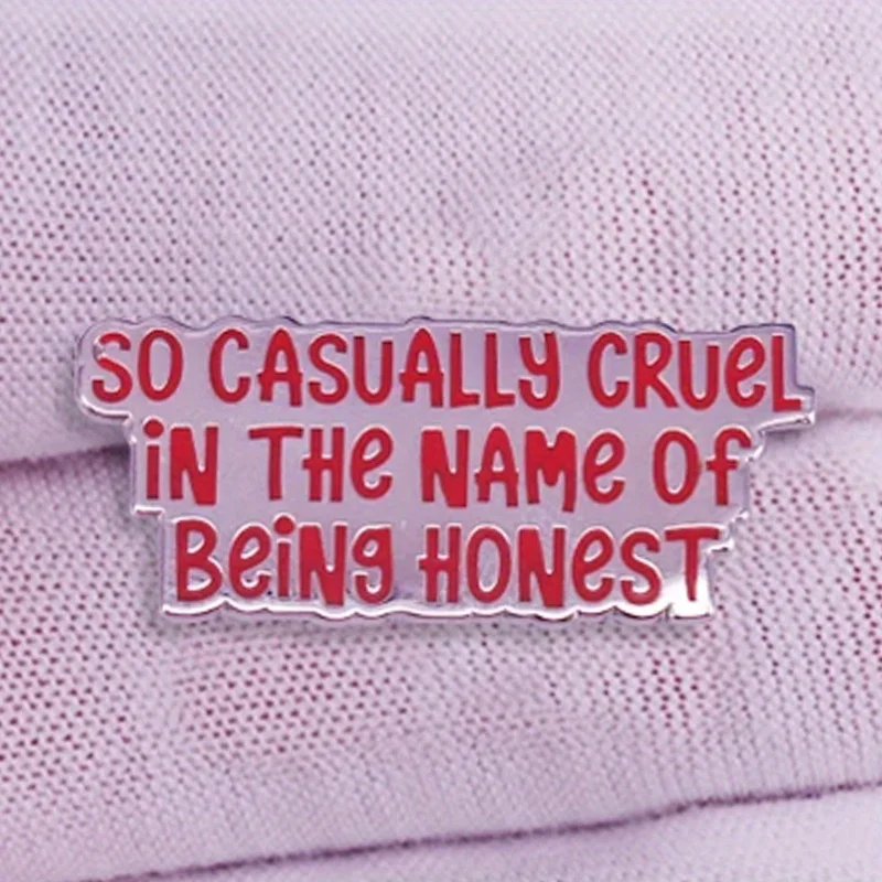 Letra engraçada "So Casually Cruel no Nome de Being Honest" Pino Esmaltado Tudo Muito Bem Letras Crachá Swifties Jóias
