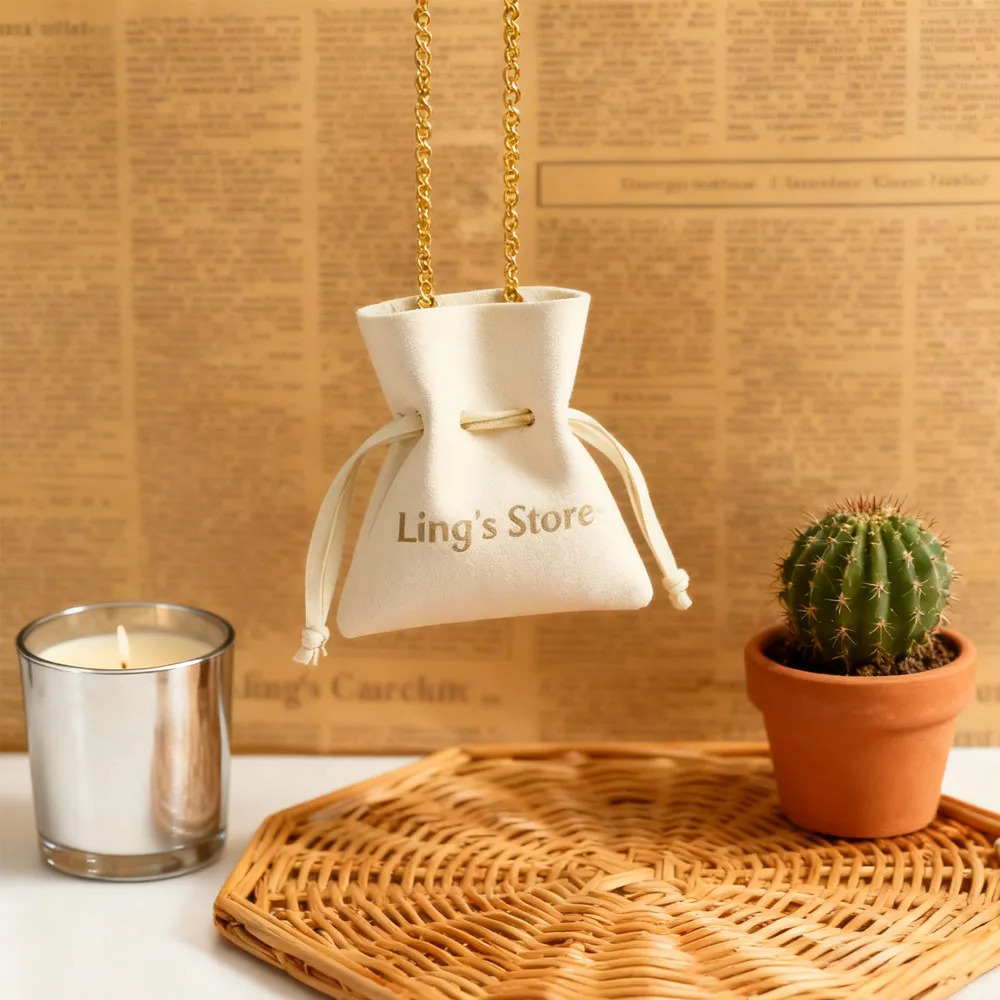 

100 шт., бархатный подарочный пакет с персонализированным логотипом на шнурке, сумки для упаковки ювелирных изделий на заказ, шикарные маленькие сумки-конверты из микрофибры