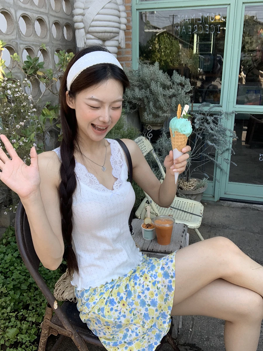 

Red Celebri Studio Strap Vest Women's New 2025 Summer Outdoor Wear White Lace ort Design Svel Top Cotton Commute Sle