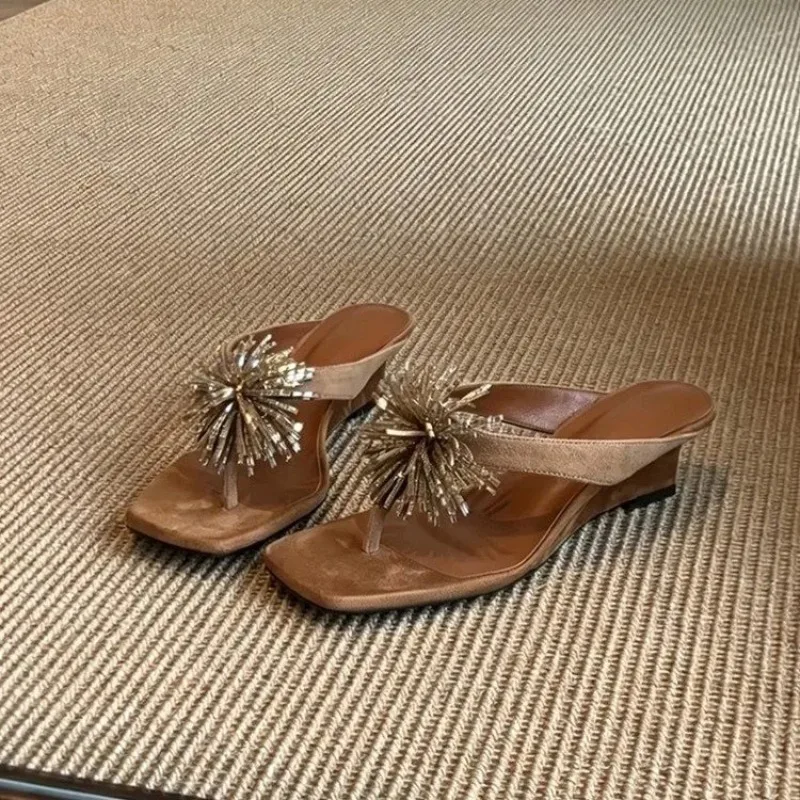 Flip-on-Slipper für Damen im Sommer, Retro-Stil mit eckiger Zehenpartie, schöne Strass-Zehenverzierung, coole Keilabsatz-Sandalen