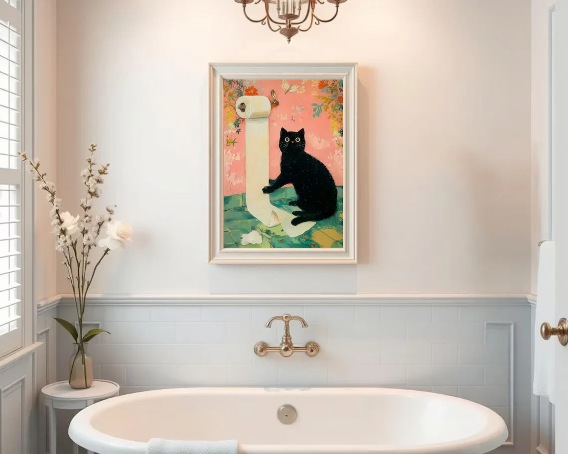 Verspielte Badezimmer-Wanddekoration mit Katzenmotiv – Realistische Illustration einer schelmischen schwarzen Katze, die auf einer weißen Toilette sitzt und sich ausrollt.