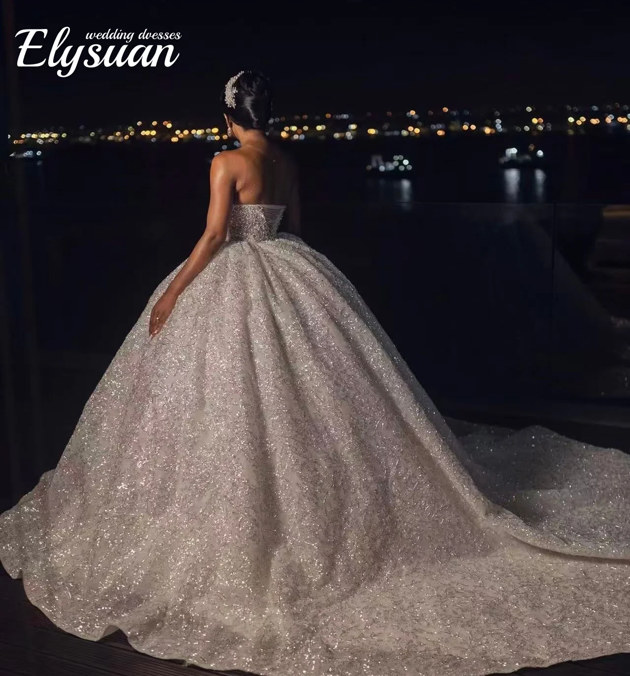 Maßgeschneidertes, verträumtes, exquisites, perlenbesetztes, langes Hochzeitskleid, elegantes, trägerloses, ärmelloses Brautkleid, Ballkleider für die Braut