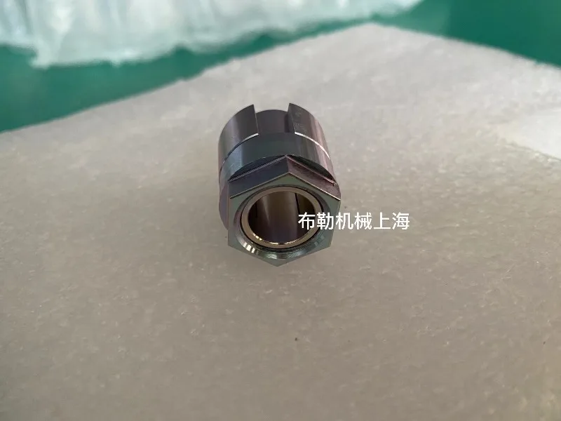 Keyless bushing power lock, keyless coupling sleeve, slitter winder sleeve