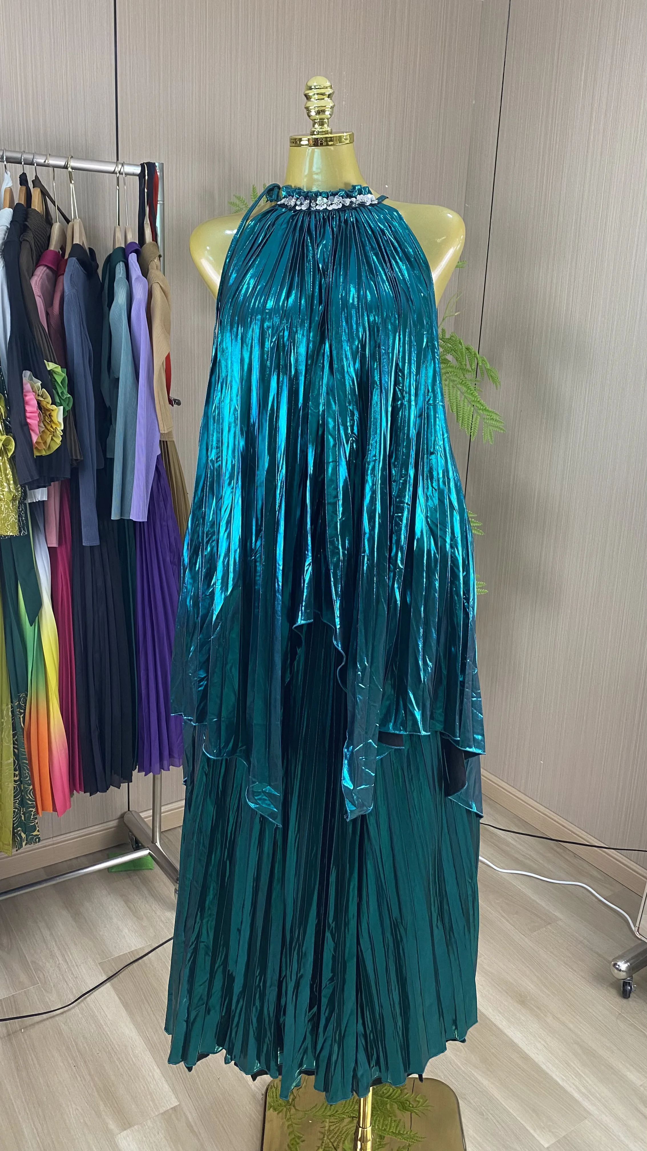 Resort-style set featuring a loose, rhinestone-embellished, cinched-waist round-neck top and a mid-rise skirt.-GZXX1152