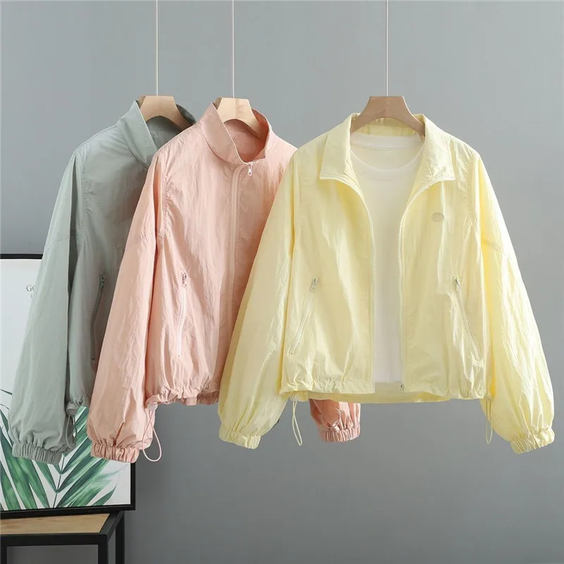 Cienka damska kurtka z kapturem na sznurki, chroniąca przed słońcem, nowa kolekcja lato 2025, koreańska wersja, luźna, z nadrukiem liter, stójka, narzutka.