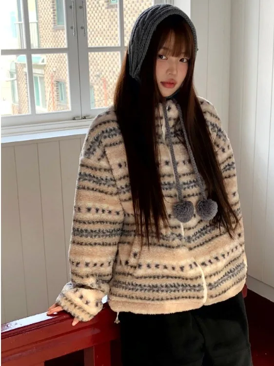 เสื้อโค้ทผ้ากำมะหยี่เนื้อนุ่มสำหรับผู้หญิง สไตล์หลวมสบาย ดีไซน์ทันสมัย ช่วยลดอายุ ให้ความอบอุ่นในฤดูหนาว แขนยาว