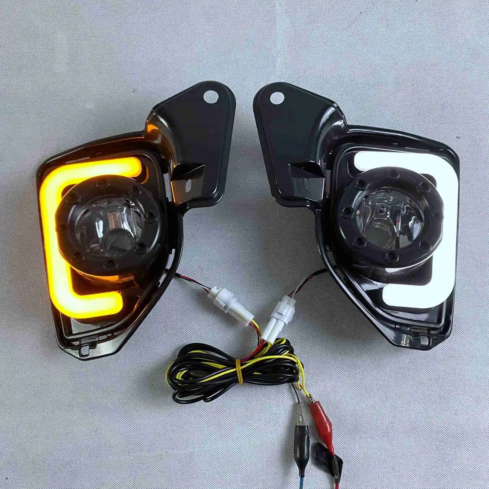 

2Pcs LED 12V ABS Car Fog Lamp DRL Daytime Running Light for Toyota Hiace 2014 -2016 with Turn Signal
