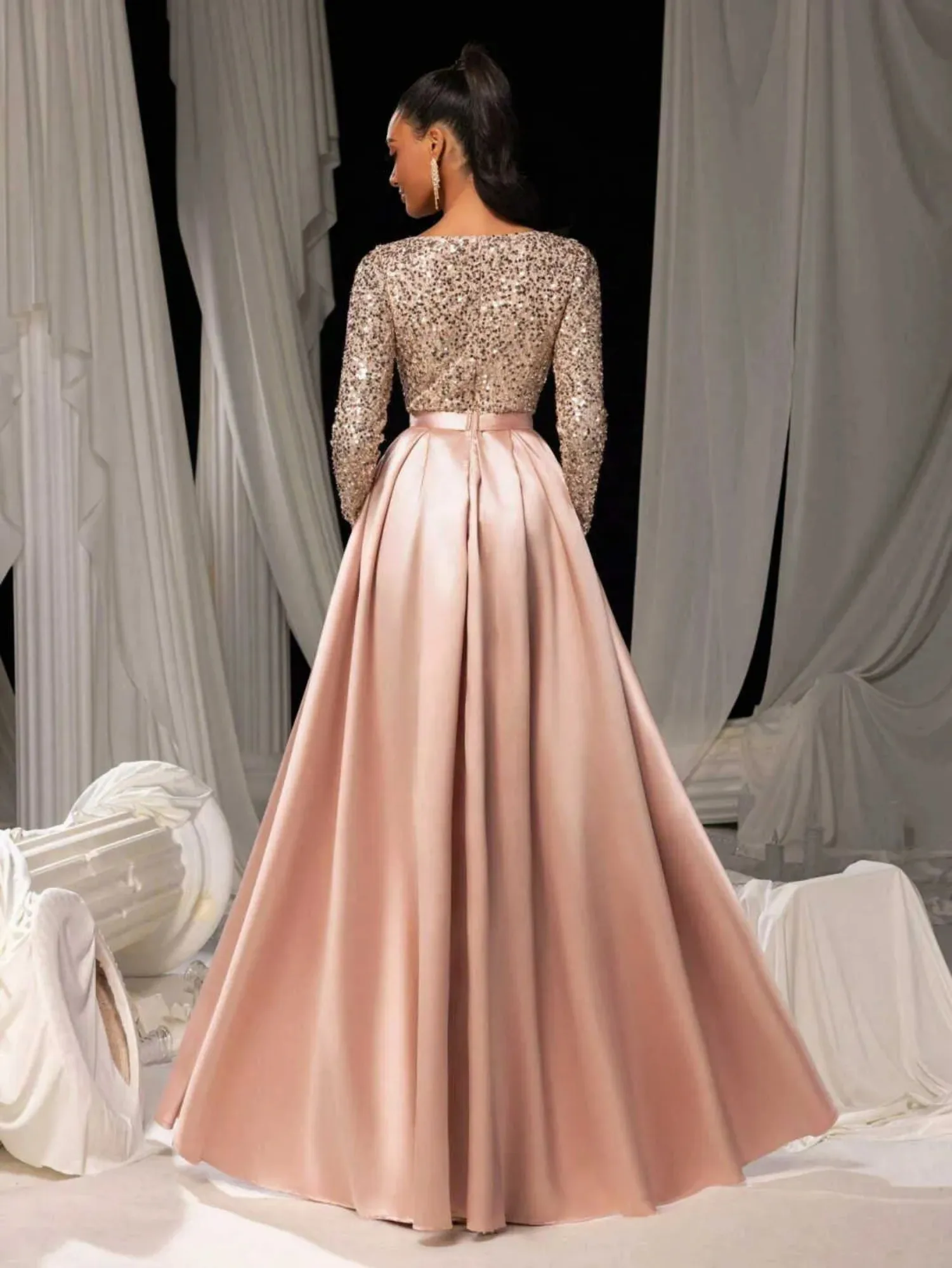 豪華なAラインプロムイブニングドレス |   長袖サテンスパークルドレス、スイートハートネックライン付き