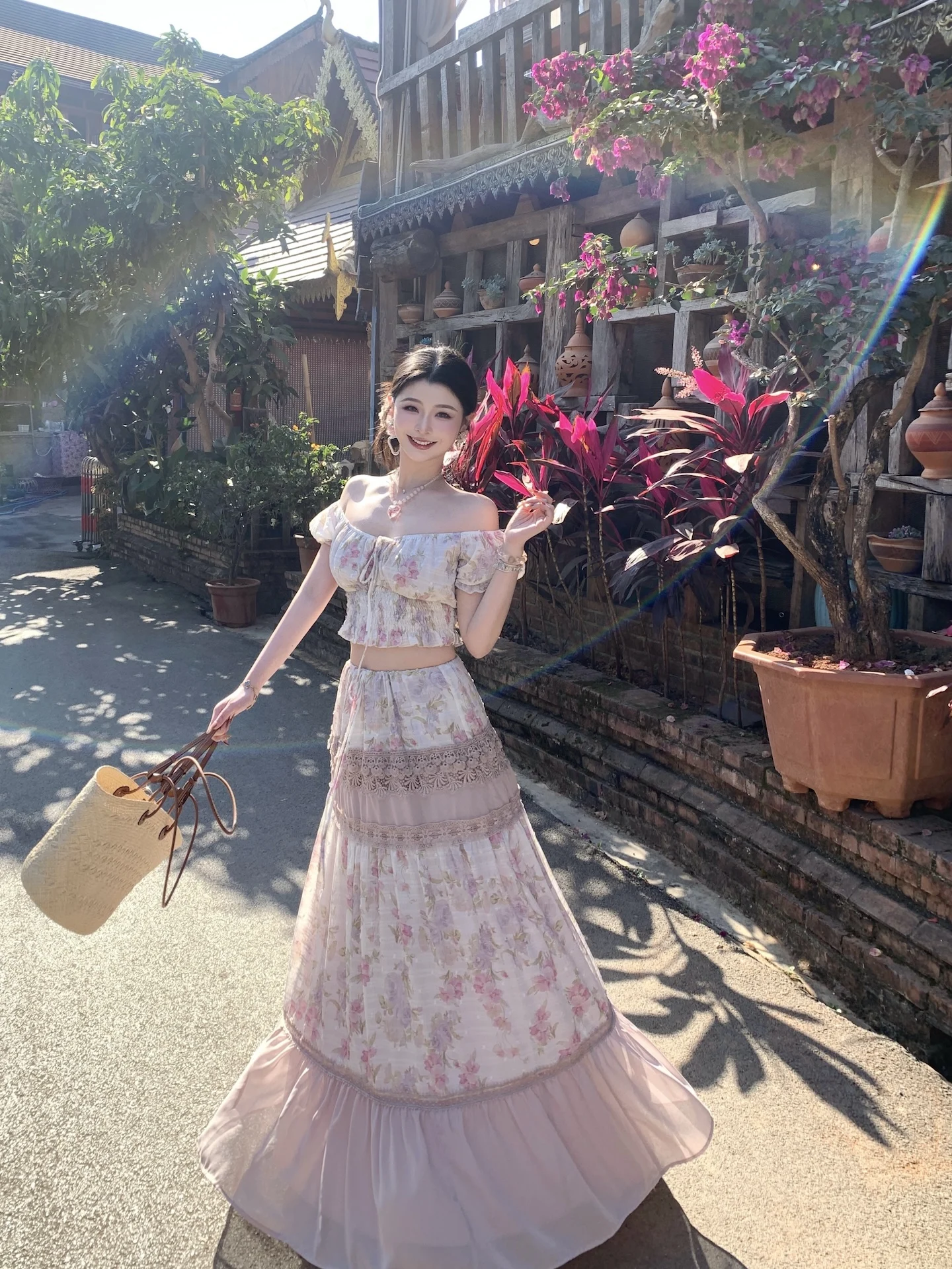 

Новинка! Женский модный комплект: топ с принтом и кружевной отделкой, расклешенная юбка. Повседневный шик для весенних праздников.