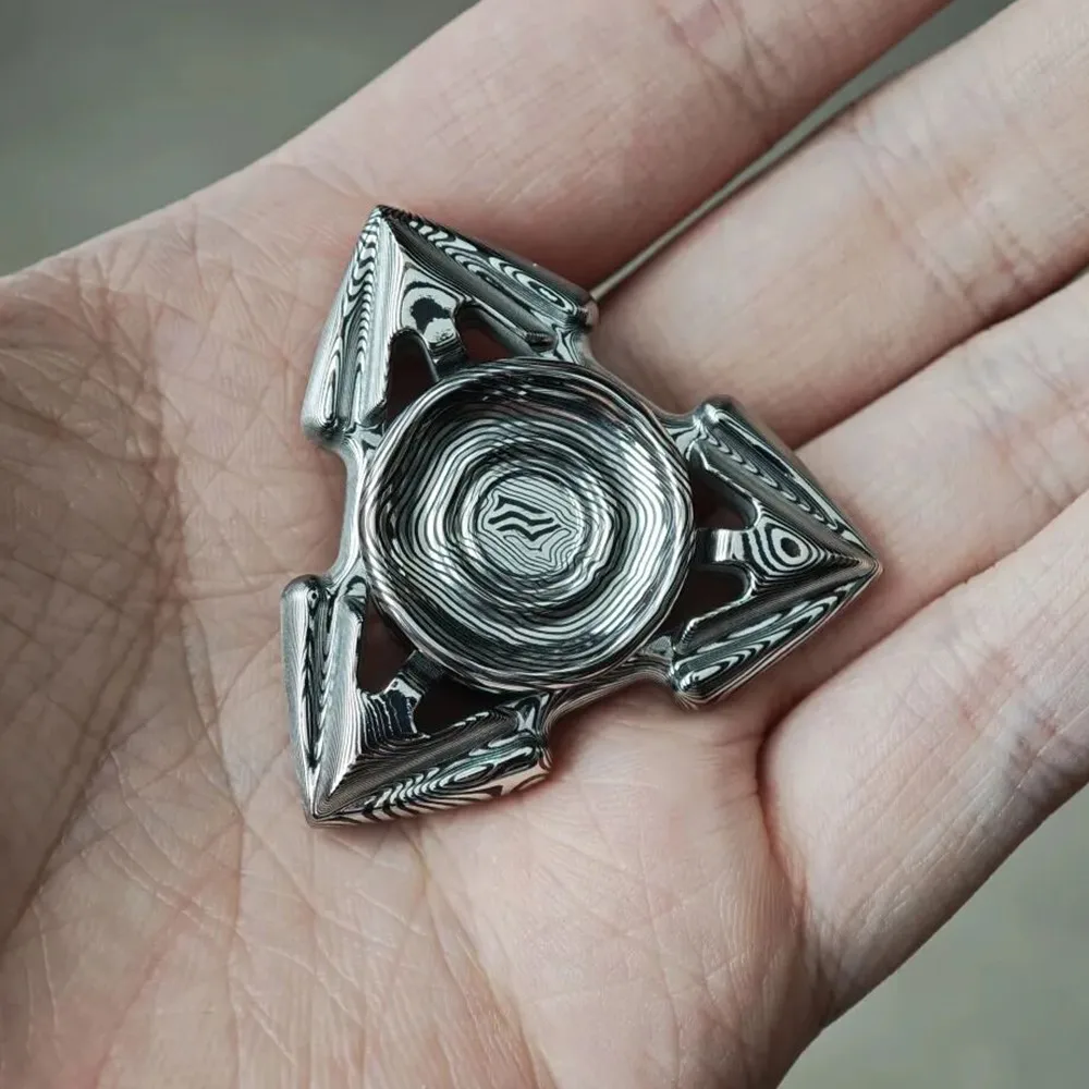 Q EDC Trident Dreiblatt-Fidget-Spinner, Handhabung, Gefühl, Metall-Fidget-Spielzeug für Erwachsene, Neuheitsspielzeug, Büro-Schreibtisch-Zubehör