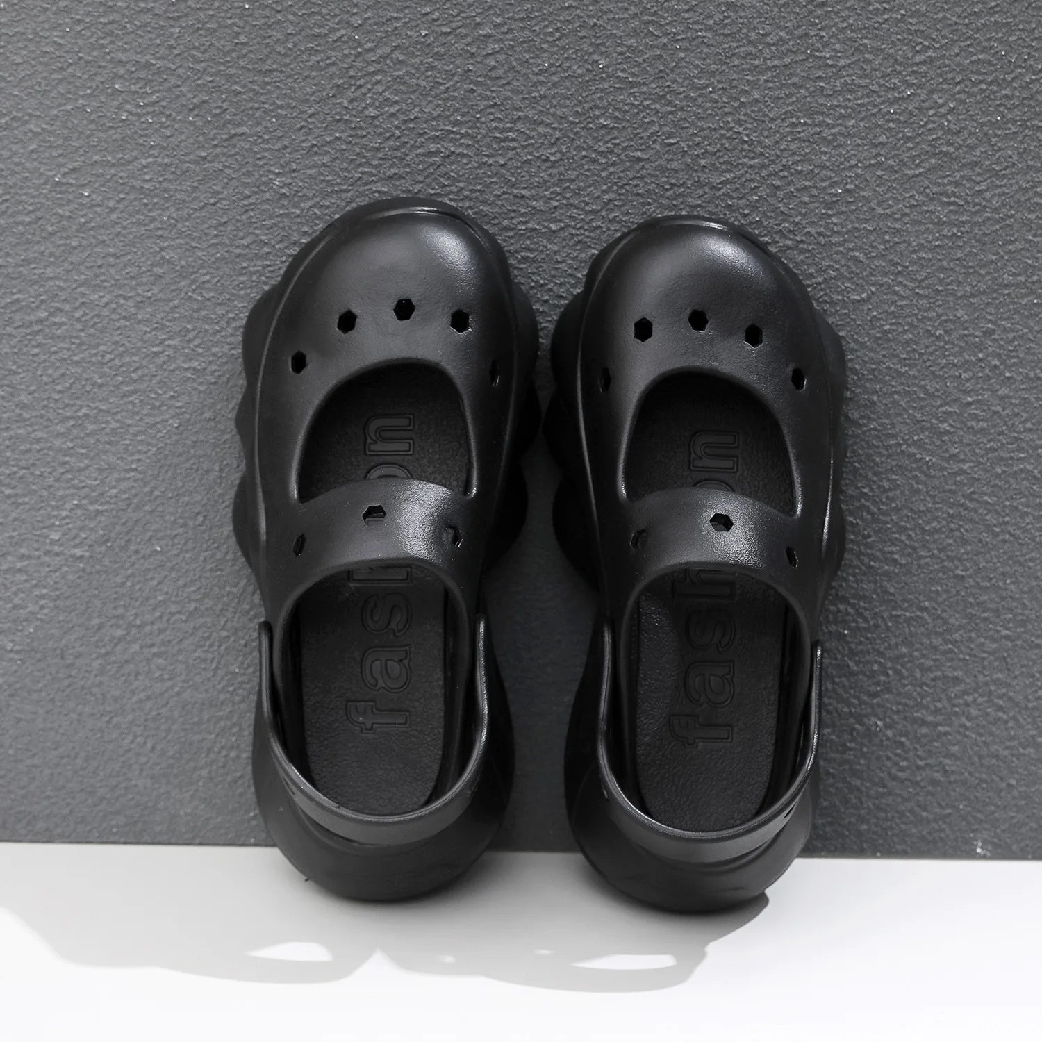 2024 New Women Thicken Sole Sandals Fashion Outdoor Girls Hole Shoes Soft Lightweight EVA Slippers Ladies Summer Beach Sandals