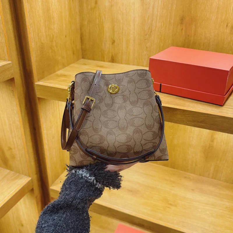 

Trendy Fashion Messenger Bag For Women With Crossbody Strap Letter Logo Detail And Large Capacity