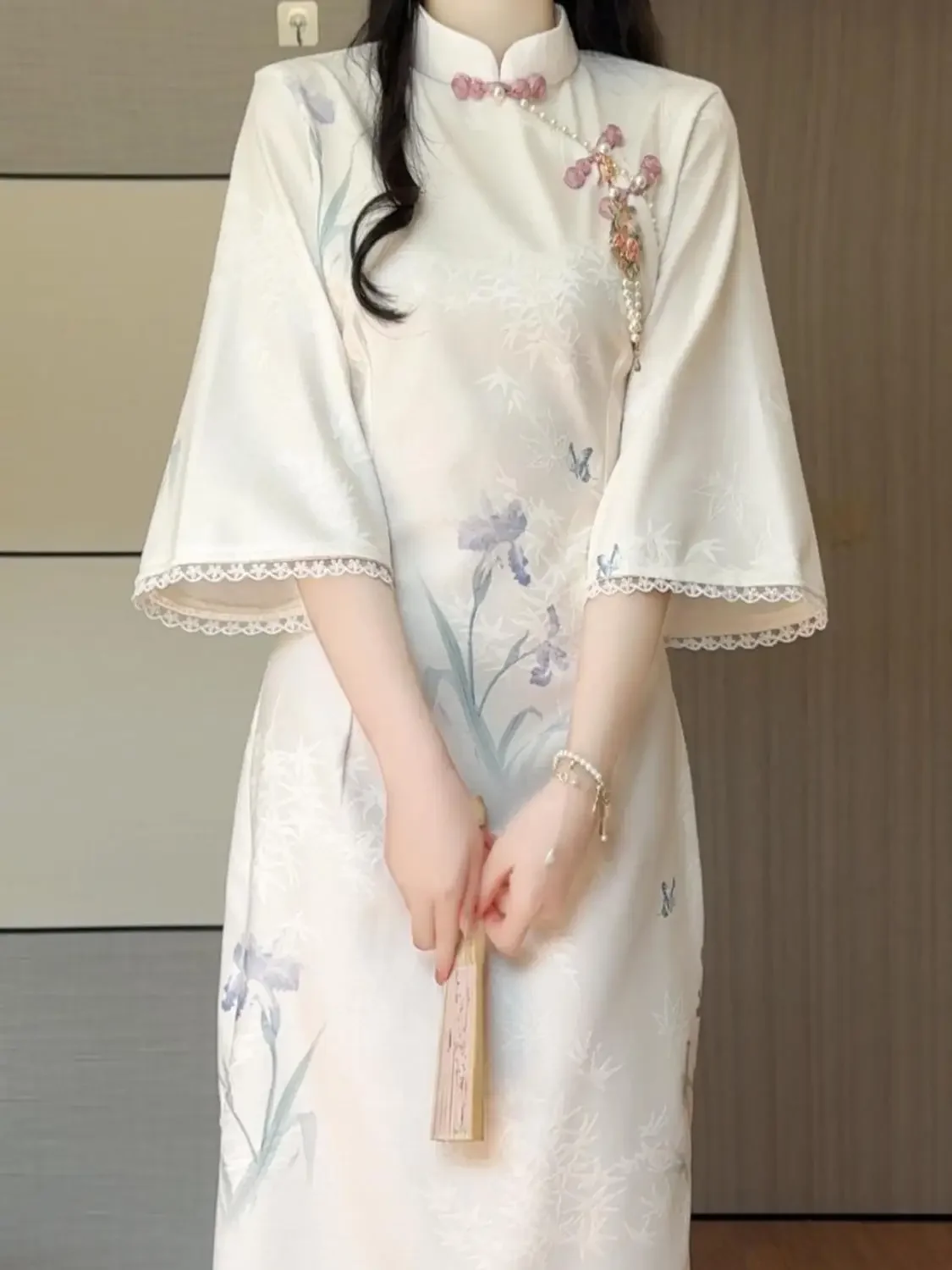 

Новое весеннее элегантное улучшенное платье Cheongsam в новом китайском стиле с цветочным кружевом и перевернутыми большими рукавами, длинное платье Ципао для молодых девушек