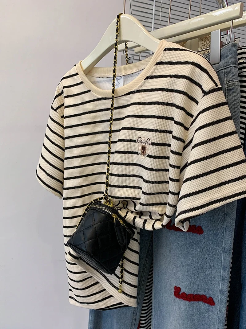 

Женская футболка больших размеров в полоску ort Sve, топ с вышивкой в виде медведя, свободный крой, летнее новое поступление, корейский круглый топ...