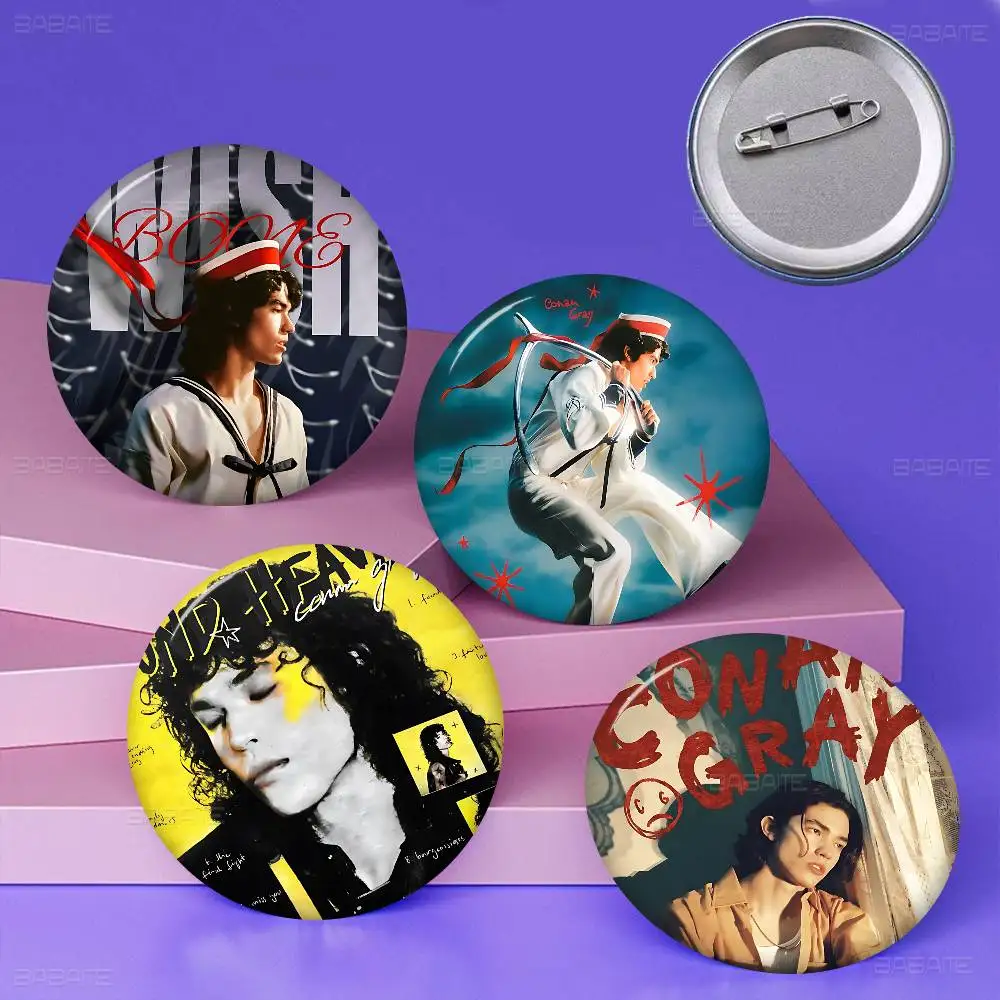 Beliebte Sängerin C-Conan Graues Album Soft Button Pin Helles gedrucktes Symbol Geschenk für Freunde Abzeichen Kragen Brosche Anstecknadel Metall