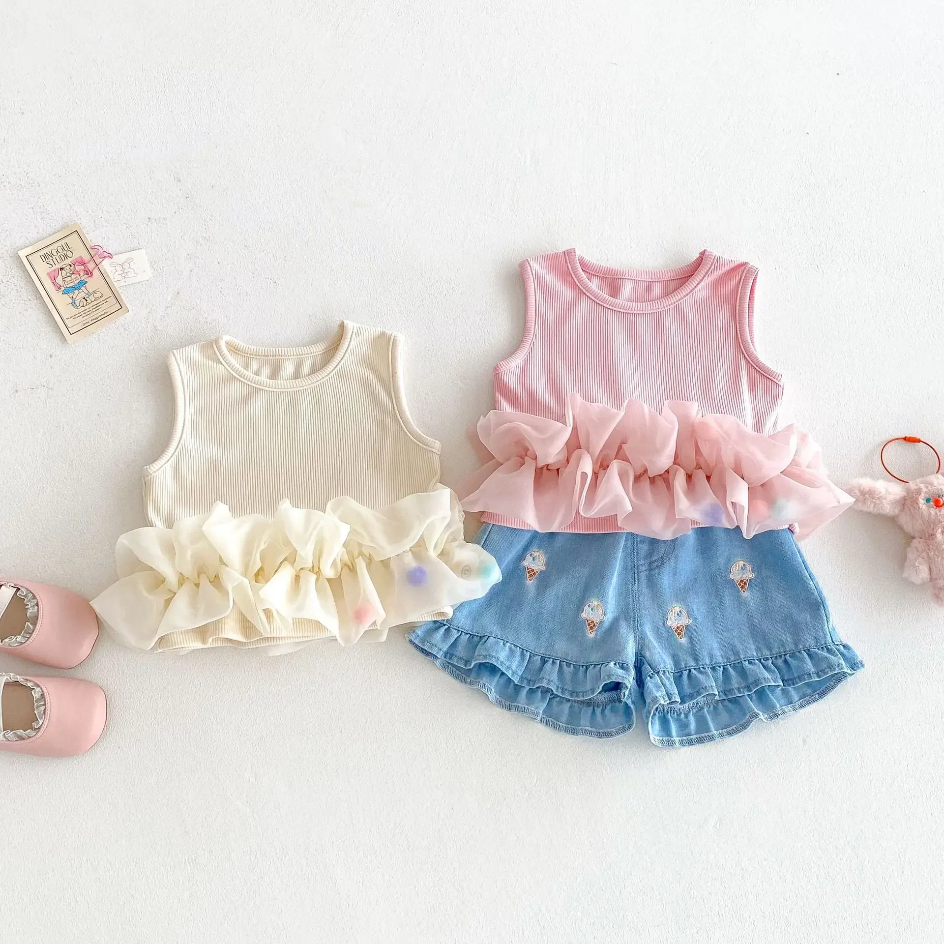 

2025 Новая летняя милая сетка для девочек — комплект джинсовых шорт со сращенным жилетом и вышивкой мороженого — милый модный детский наряд