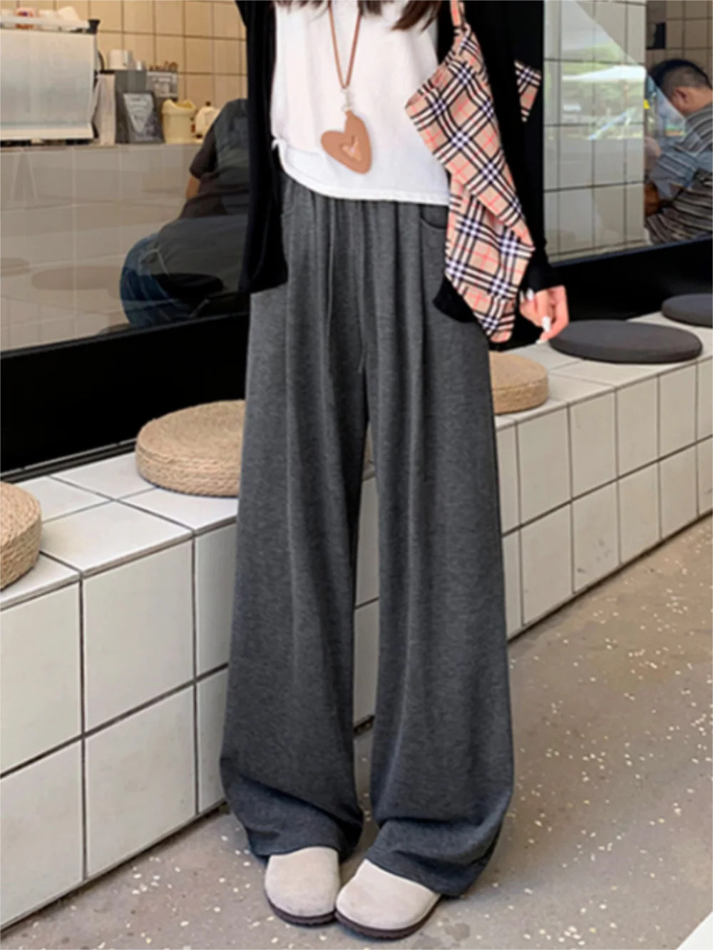 Gezellige grijze broek met hoge taille en wijde pijpen |   Zachte stretchstof |   Perfect voor vakantie-loungen en casual outfits