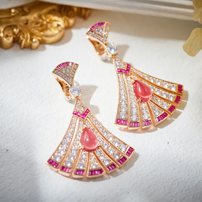 2024 New Hot Brand Vintage Women's Earrings Luxury Temperament Girl Women Beauty Fan Shape Earrings Pendientes 2024 Tendencia