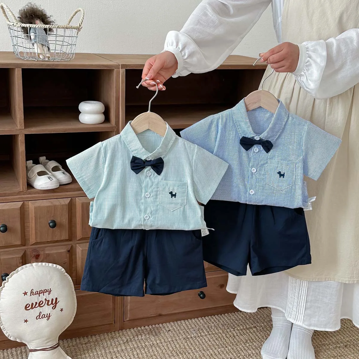 

Корейская детская одежда: летний комплект для мальчиков — полосатая рубашка с коротким рукавом и шорты, модный и стильный наряд с галстуком.