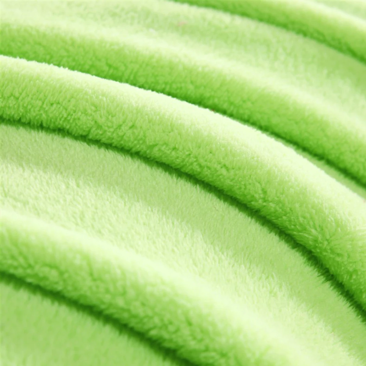 

Fleece Flannel Blacnket Super Soft Extra Warm Light Weight Solid Color Bed Blanket for Home Winter Camping Sofa Office Use