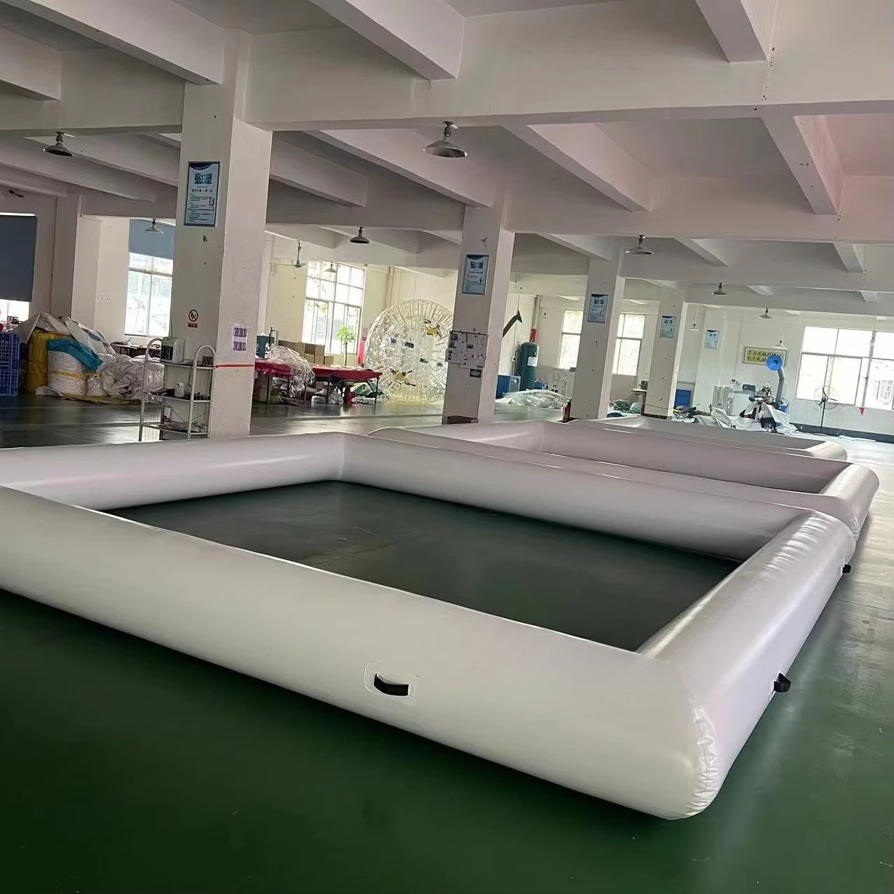 مسار سيارة ممتص للصدمات أبيض قابل للنفخ بدون قاع مسار كارت قابل للنفخ 16.5 × 16.5 قدم.