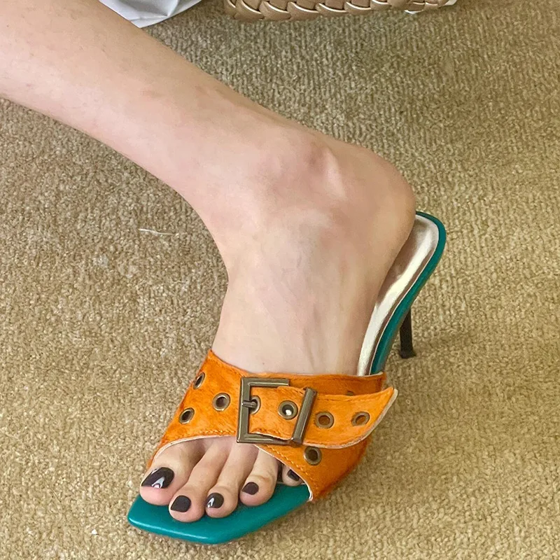 

Сексуальные туфли Spice Girl с квадратным носком и заклепками, модные универсальные повседневные тапочки на тонком высоком каблуке с пряжкой на ремне, уличные женские туфли-лодочки