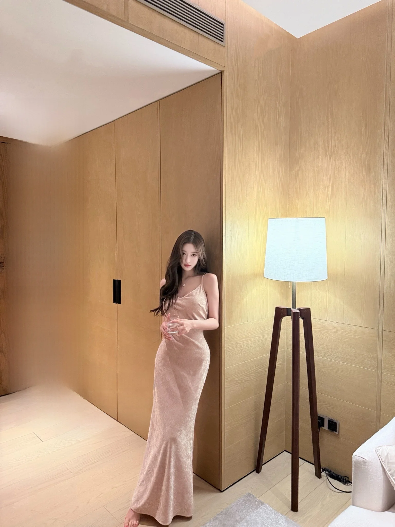 

Elegant Velvet Fish Tail Gown with Sash by Han Yu Jia Sleeveless Women's Dress Stylish Base Layer Skirt for Daily Wear