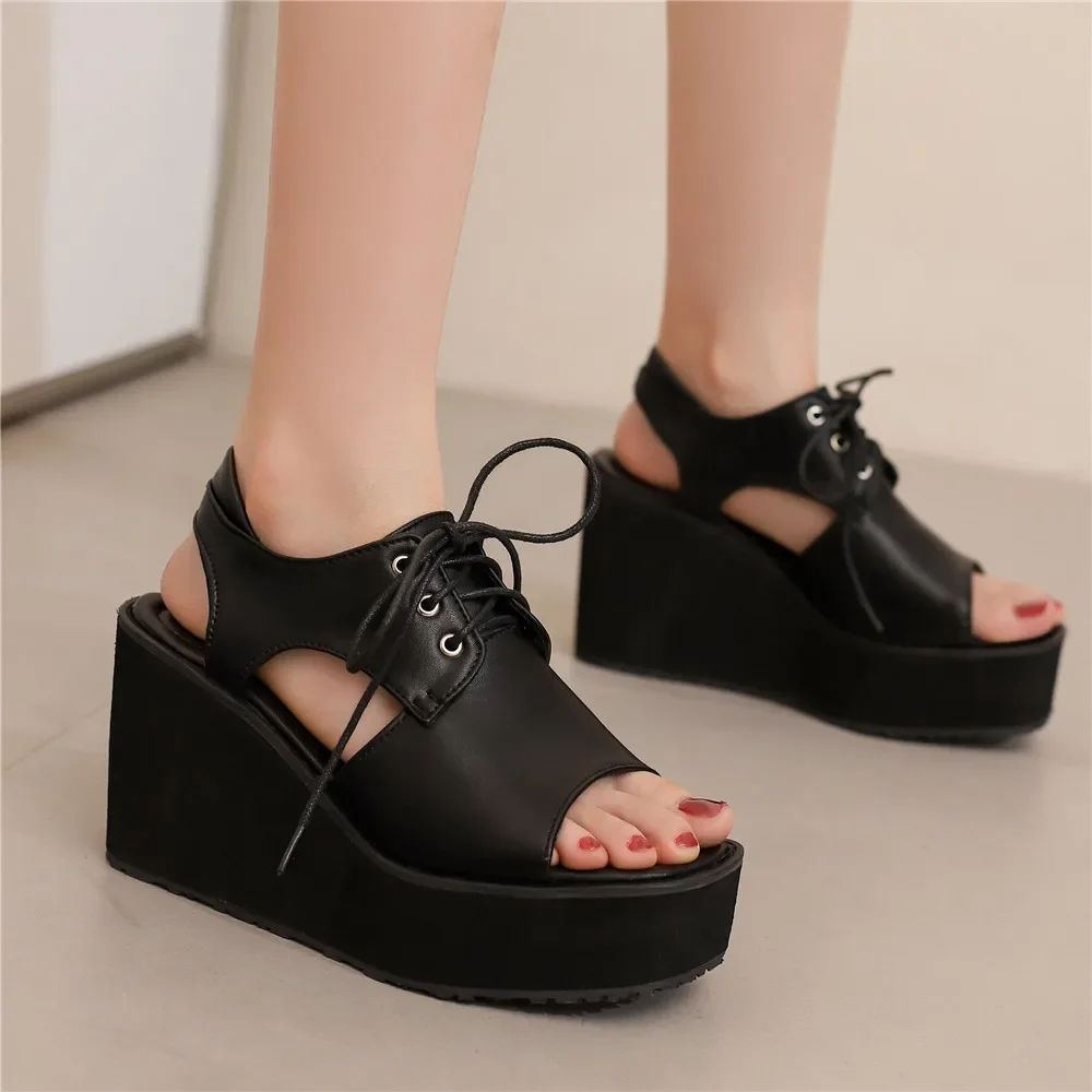 

2025 женские непромокаемые босоножки на платформе с полой танкеткой, летние туфли на шнуровке с толстой подошвой, удобная рабочая одежда с открытым носком, размер 43 44
