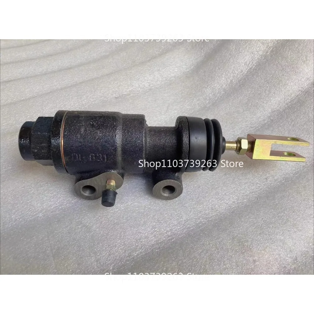 

Suitable for 3F D15 4F C7 Komatsu To-yo-ta Forklift Brake Master Cylinder 1735 47530-U2100-71