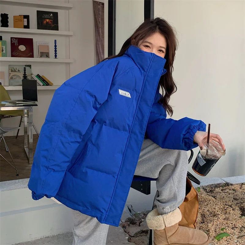 

Женское зимнее пуховое пальто средней длины из утолщенного хлопка цвета Klein Blue, в корейском стиле, с дизайнерским акцентом на изысканность и объемность.