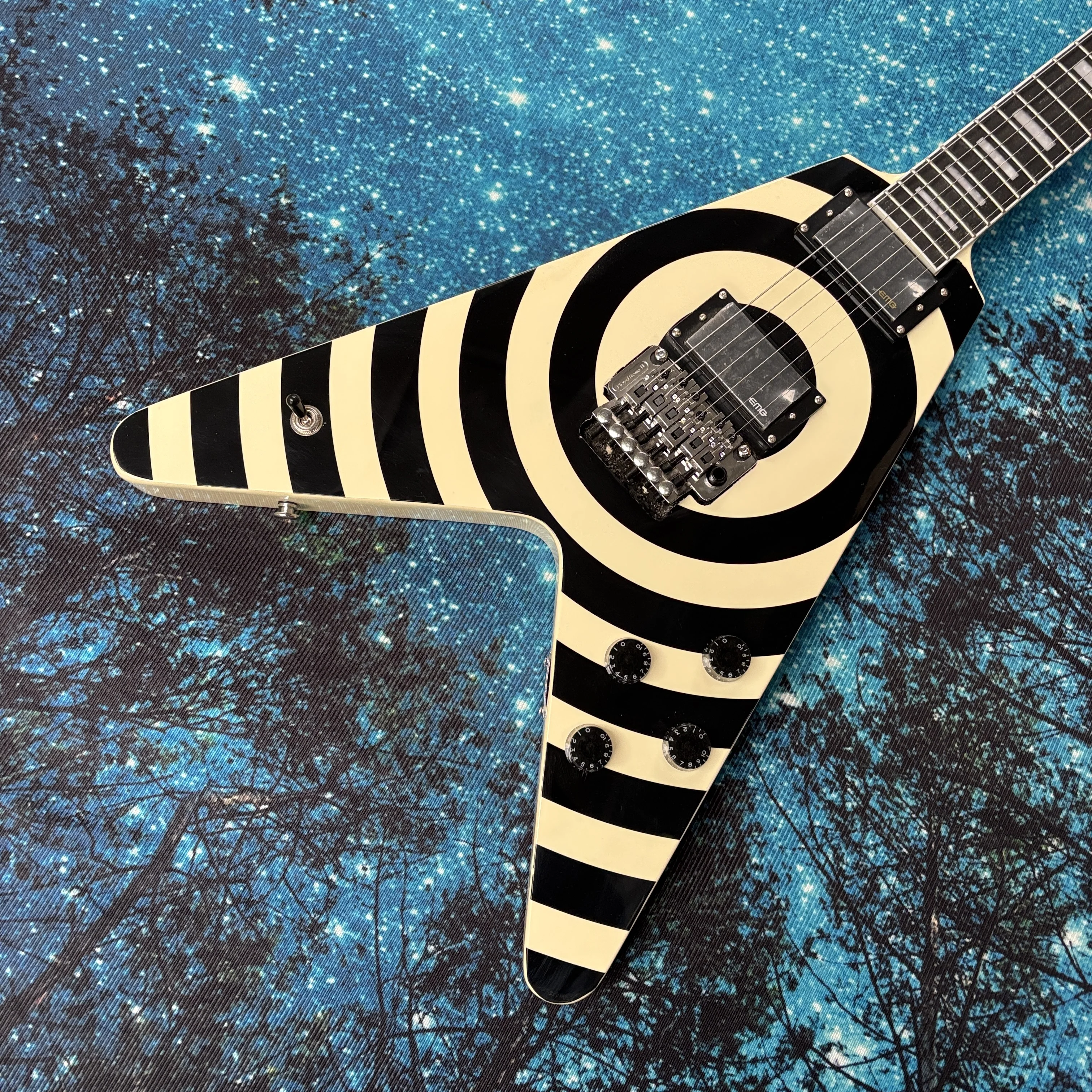Yellow V-shaped electric guitar, large square mother-of-pearl inlaid fretboard guitars, double-locking tremolo electric guitarra