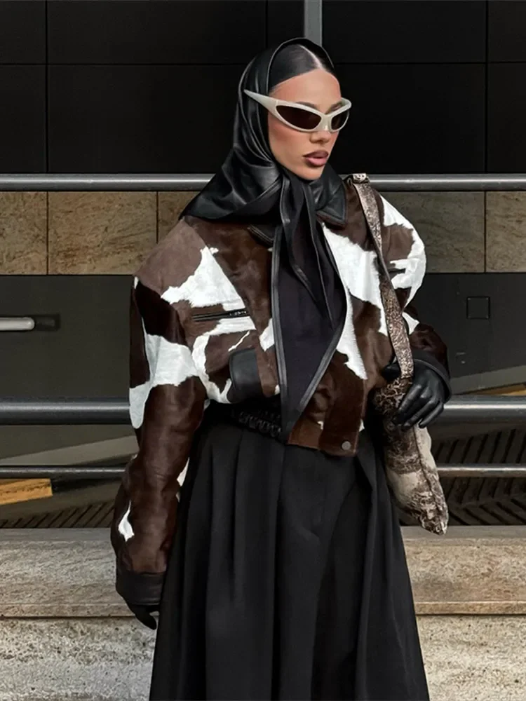 แจ็คเก็ตหนัง PU ลายวัวสำหรับผู้หญิง แฟชั่นฤดูใบไม้ร่วง 2025 เสื้อคลุมตัวสั้น ปกปกเสื้อ ติดกระดุมและซิป  ทันสมัย